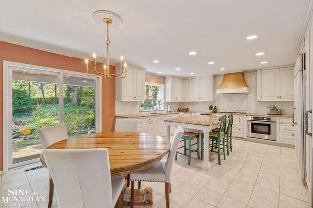 17 Belle Meade Street, Grosse Pointe Shores, MI 48236