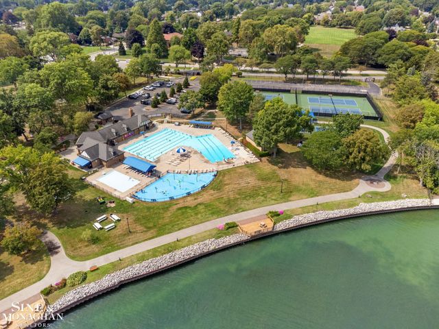 17 Belle Meade Street, Grosse Pointe Shores, MI 48236