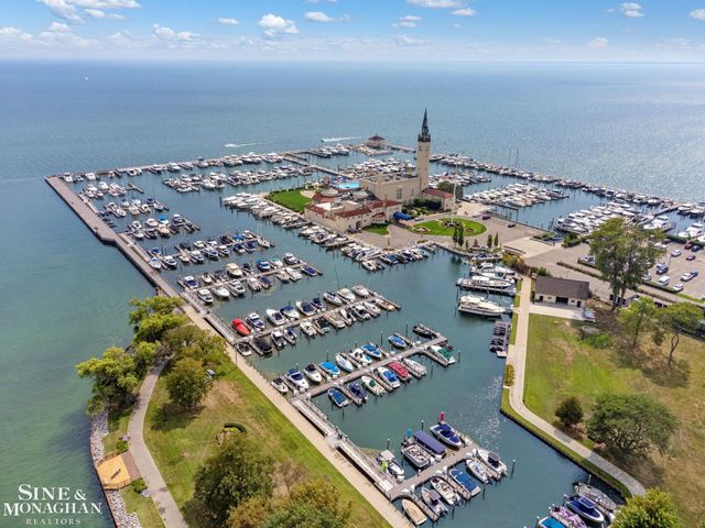 17 Belle Meade Street, Grosse Pointe Shores, MI 48236