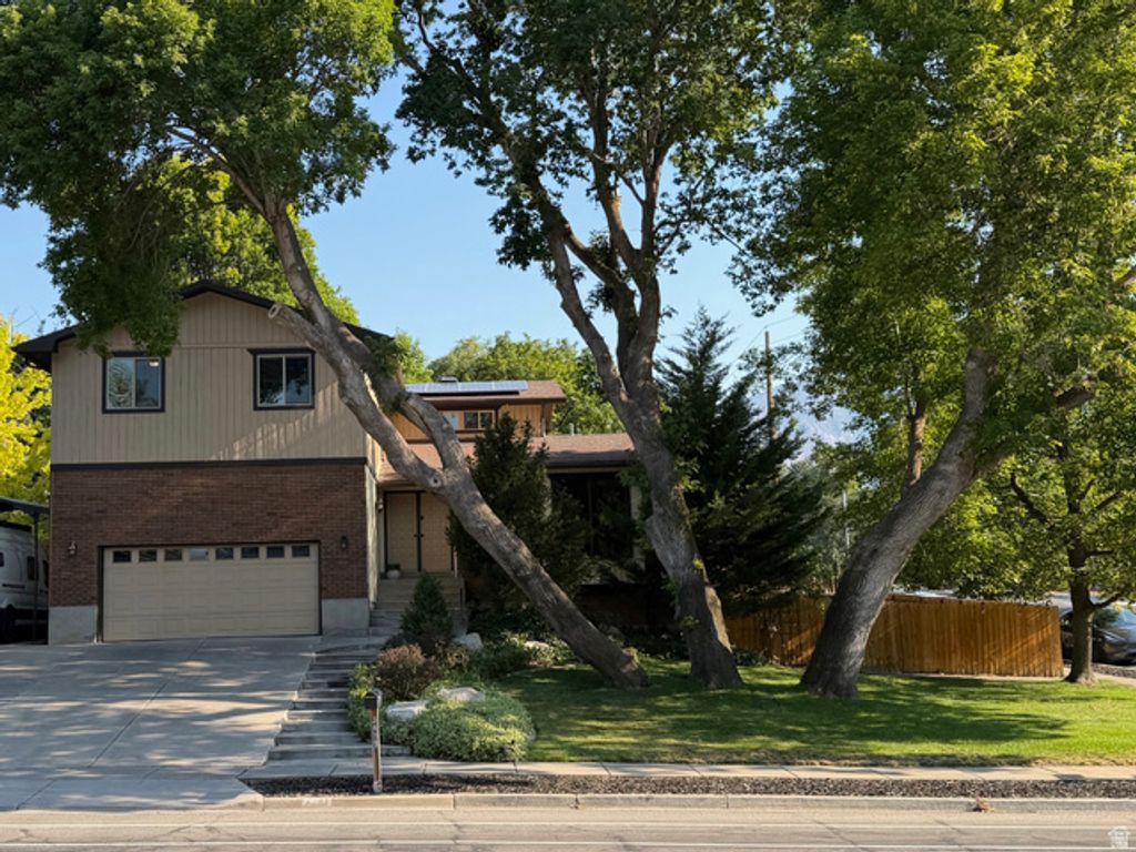 3489 E CREEK RD, Cottonwood Heights, UT 84121