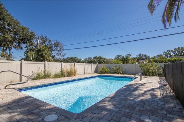 600 43RD AVENUE NE, St Petersburg, FL 33703