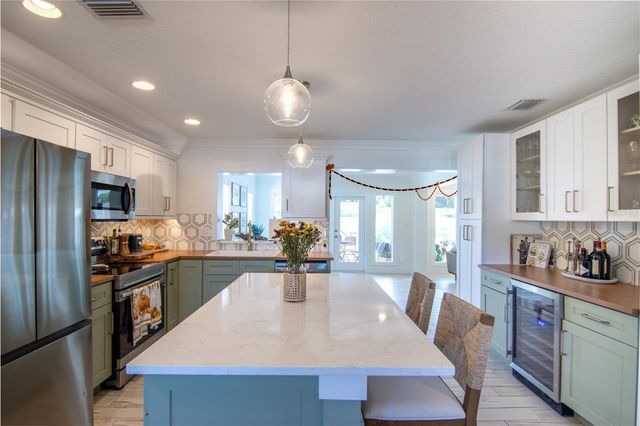 600 43RD AVENUE NE, St Petersburg, FL 33703