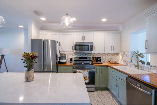 600 43RD AVENUE NE, St Petersburg, FL 33703