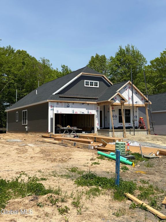 42 Clover Leaf Drive, Halfmoon, NY 12065