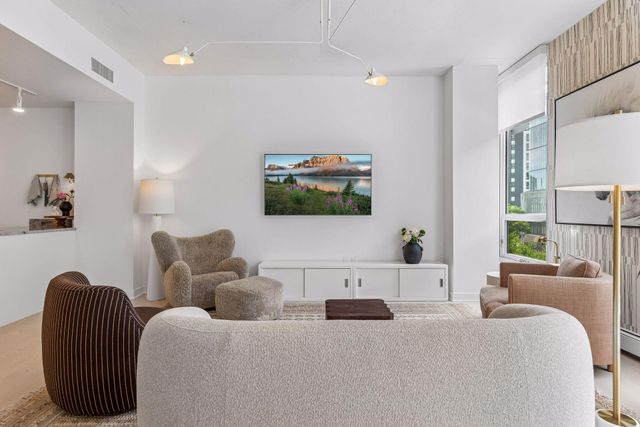 901 S 2nd Street 205, Minneapolis, MN 55415