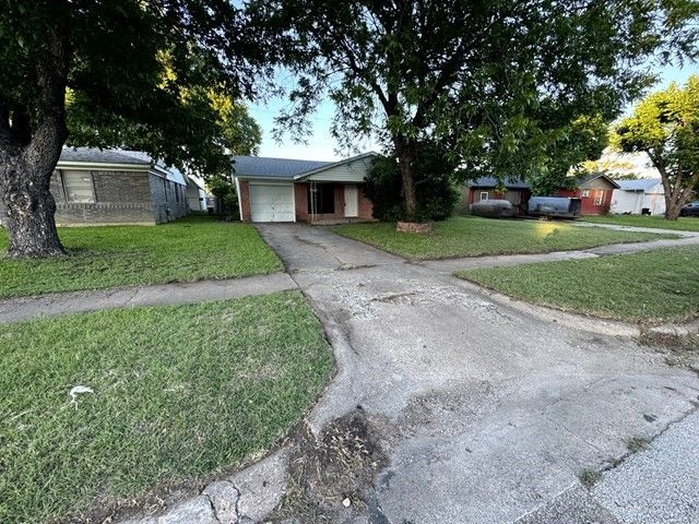 2533 Crestbrook Lane, Grand Prairie, TX 75052