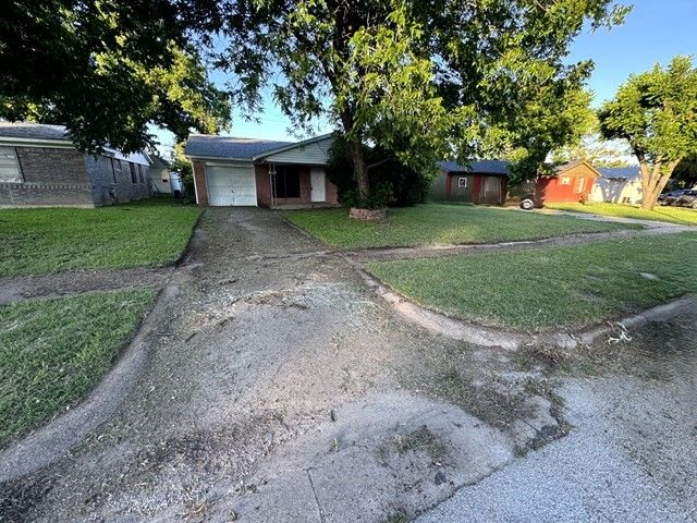 2533 Crestbrook Lane, Grand Prairie, TX 75052