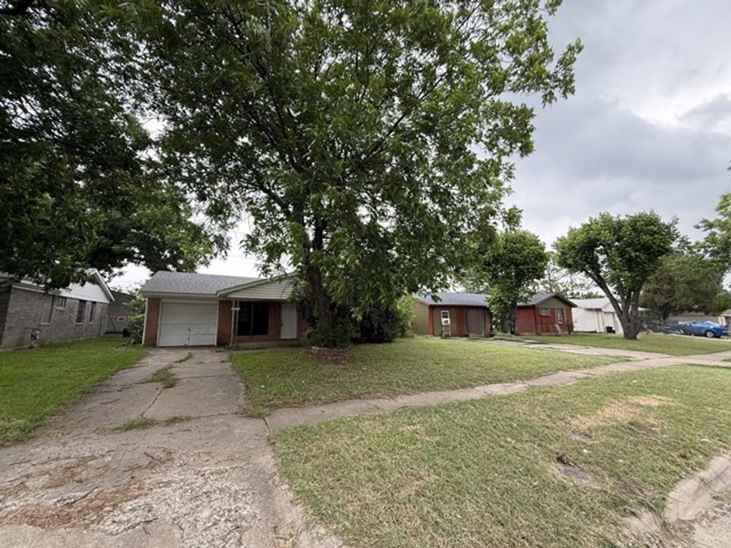 2533 Crestbrook Lane, Grand Prairie, TX 75052