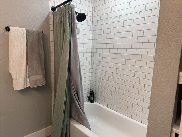 415 W Lake Drive, Livingston, TX 77351