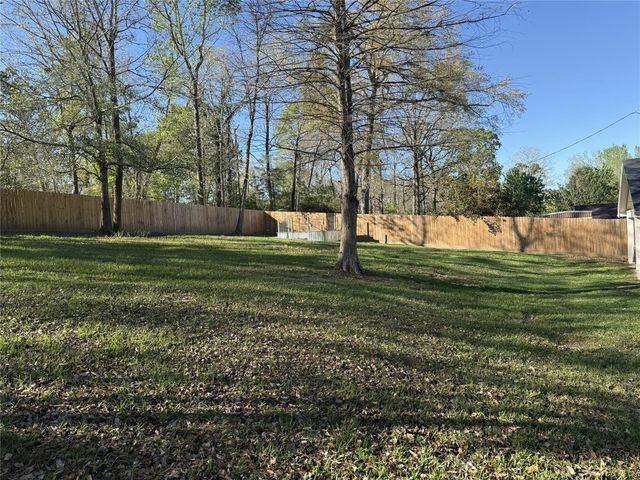 415 W Lake Drive, Livingston, TX 77351