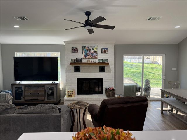 415 W Lake Drive, Livingston, TX 77351