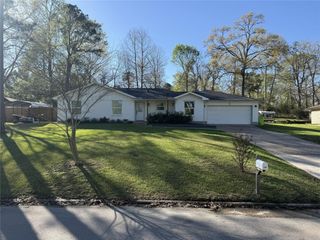 415 W Lake Drive, Livingston, TX 77351