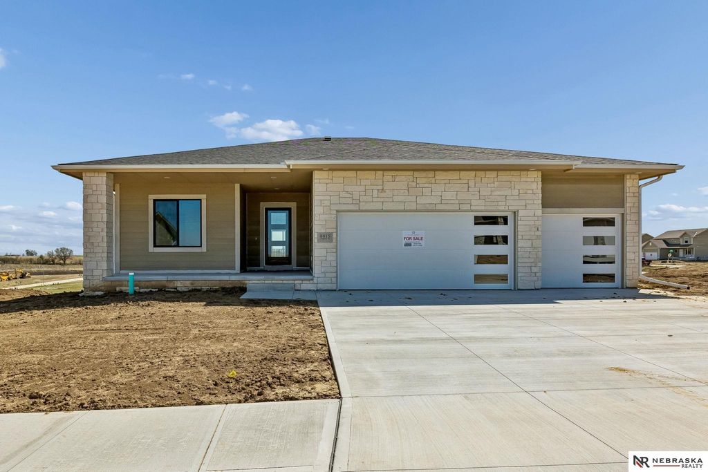 8815 Legacy Street, Papillion, NE 68046