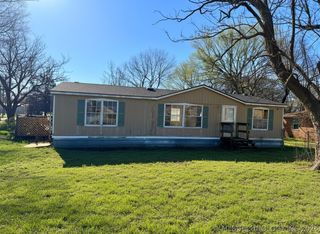 111 W Bryan, Calera, OK 74730