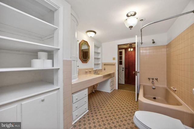 2 WYNDHAM HILL DR, Reading, PA 19606