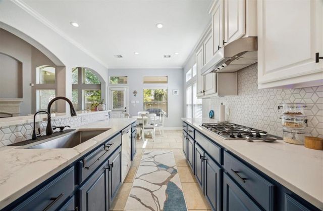 86 N Victoriana Circle, Spring, TX 77389