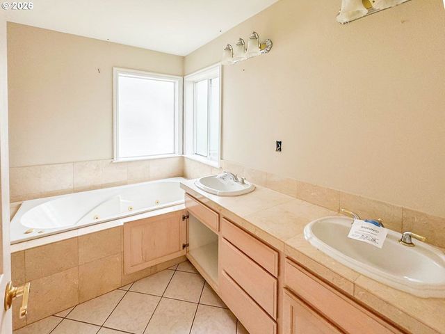 16111 Se BYBEE Ct, Portland, OR 97236