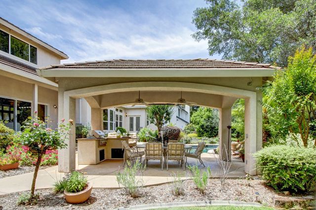 8691 Equus Ln, Fair Oaks, CA 95628
