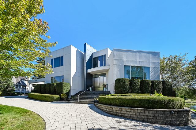 9233 Falling Waters Drive W, Burr Ridge, IL 60527