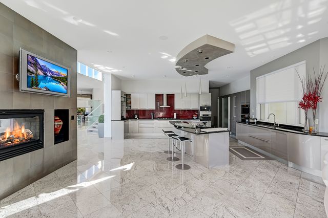 9233 Falling Waters Drive W, Burr Ridge, IL 60527