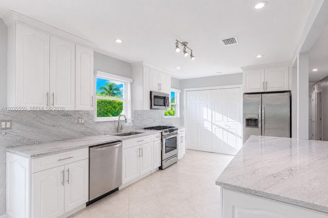 6255 SW 62nd Ct, South Miami, FL 33143