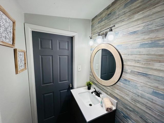 81 E Lakeshore Drive, Cherokee Village, AR 72529