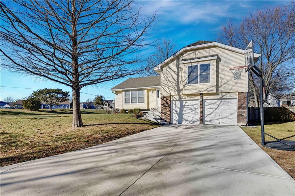 1300 E 153rd Street, Olathe, KS 66062