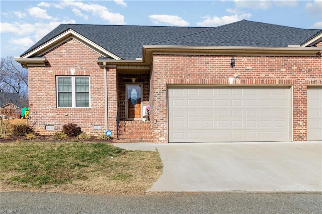 933 Arrowhead Court, Mebane, NC 27302