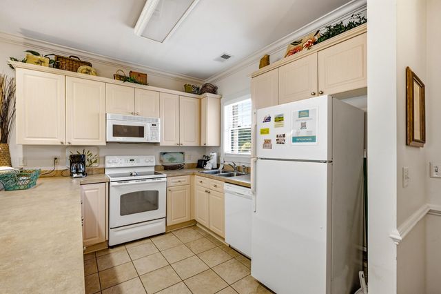 4895 Luster Leaf Cir Apt 203, Myrtle Beach, SC 29577