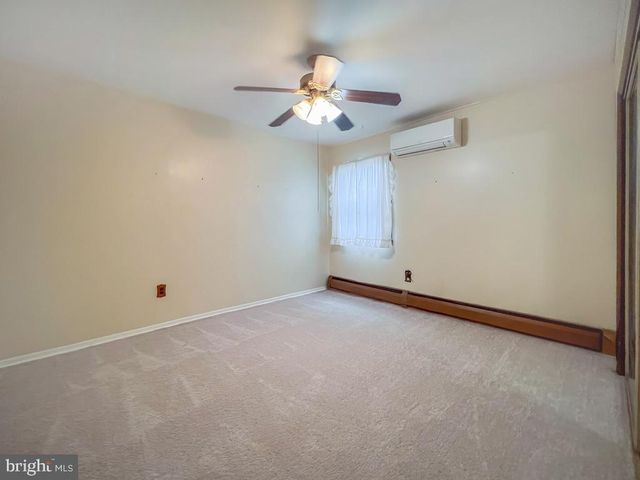 316 CRABTREE DR, Levittown, PA 19055
