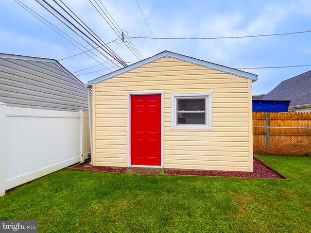 316 CRABTREE DR, Levittown, PA 19055
