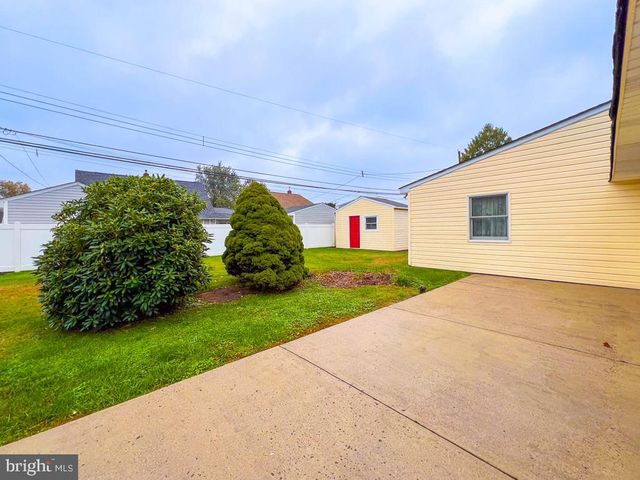 316 CRABTREE DR, Levittown, PA 19055