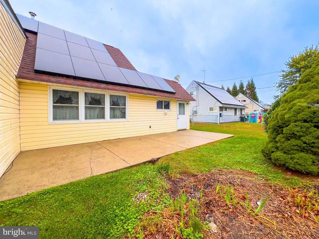 316 CRABTREE DR, Levittown, PA 19055