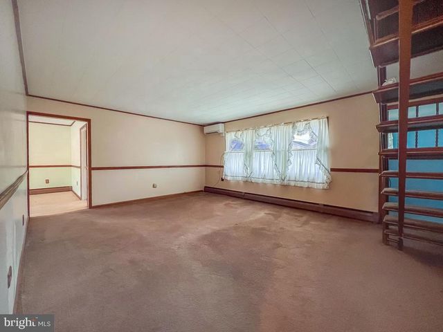 316 CRABTREE DR, Levittown, PA 19055
