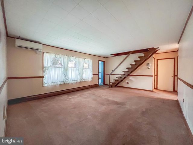 316 CRABTREE DR, Levittown, PA 19055