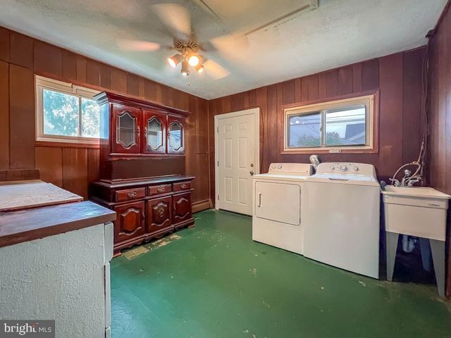 316 CRABTREE DR, Levittown, PA 19055