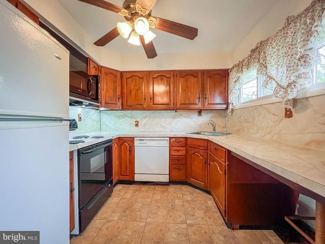 316 CRABTREE DR, Levittown, PA 19055