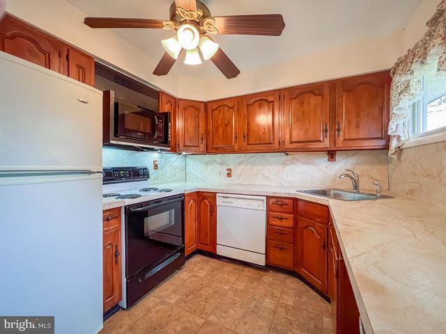 316 CRABTREE DR, Levittown, PA 19055