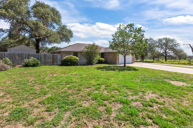 302 Bain Dr, Devine, TX 78016
