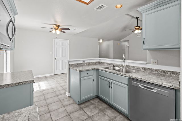 302 Bain Dr, Devine, TX 78016