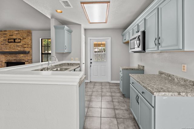 302 Bain Dr, Devine, TX 78016