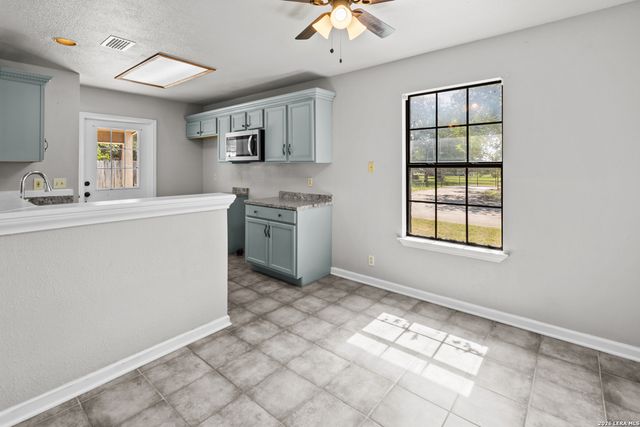 302 Bain Dr, Devine, TX 78016