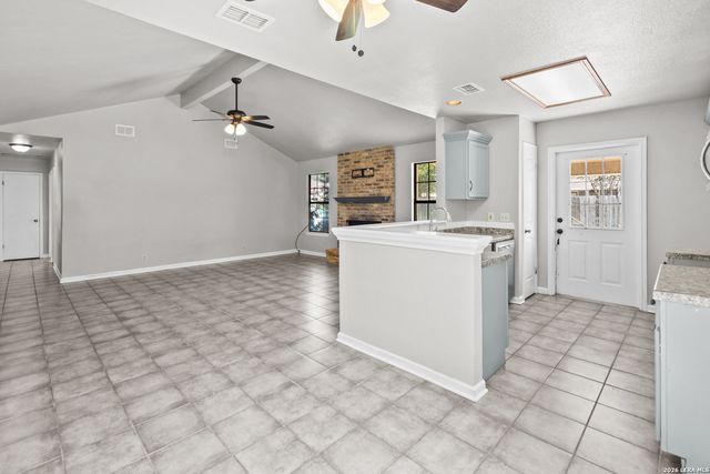 302 Bain Dr, Devine, TX 78016