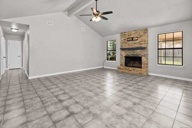 302 Bain Dr, Devine, TX 78016