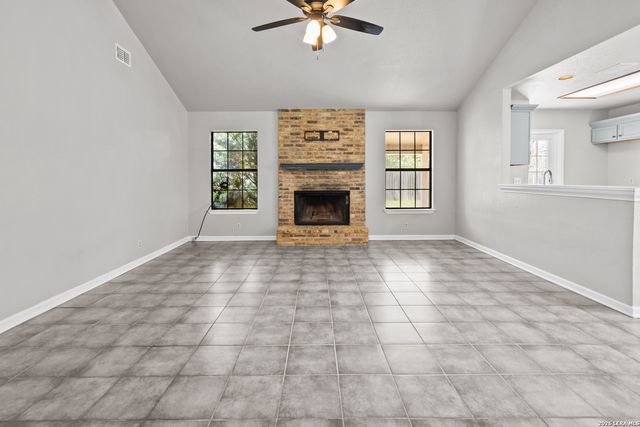 302 Bain Dr, Devine, TX 78016