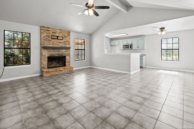 302 Bain Dr, Devine, TX 78016