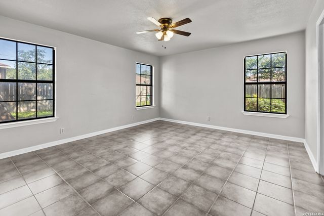 302 Bain Dr, Devine, TX 78016