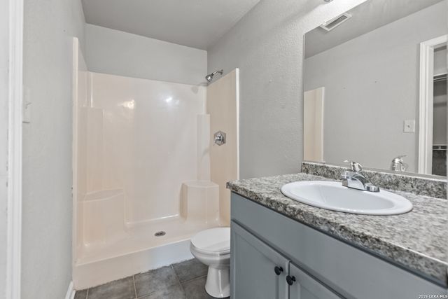 302 Bain Dr, Devine, TX 78016