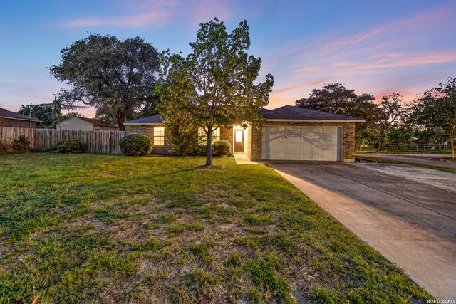 302 Bain Dr, Devine, TX 78016