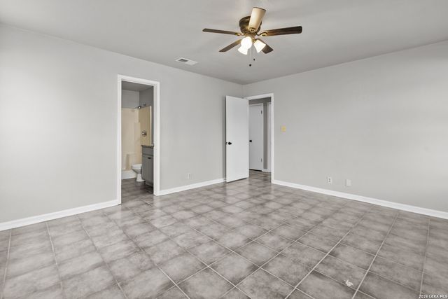 302 Bain Dr, Devine, TX 78016